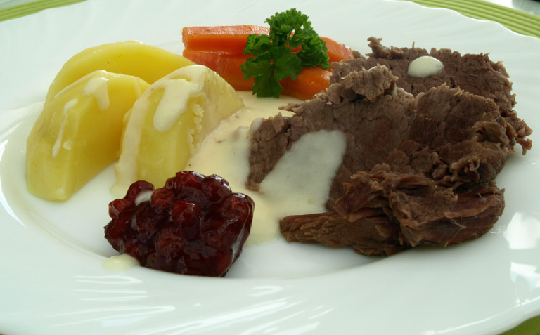 Gekochtes Rindfleisch mit Meerrettichsoße und Salzkartoffeln ...