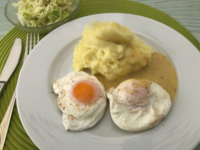 Verlorene (pochierte) Eier in Senfsoße, Kartoffelpüree / Salzkartoffeln ...
